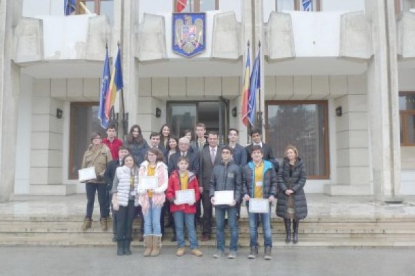 Elevii care fac cinste judeţului, premiaţi la Prefectură